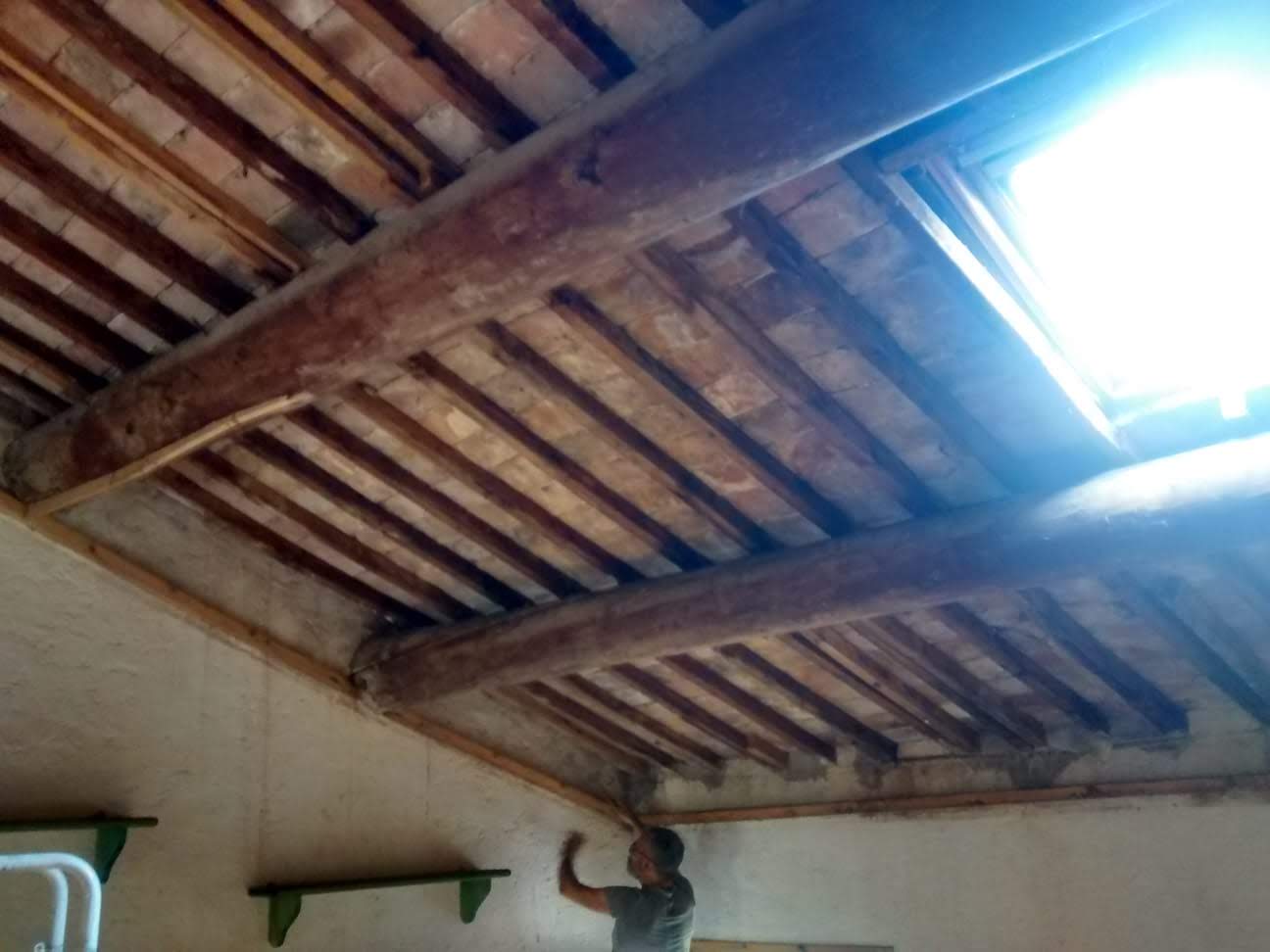 Al lavoro sul tetto della mansarda