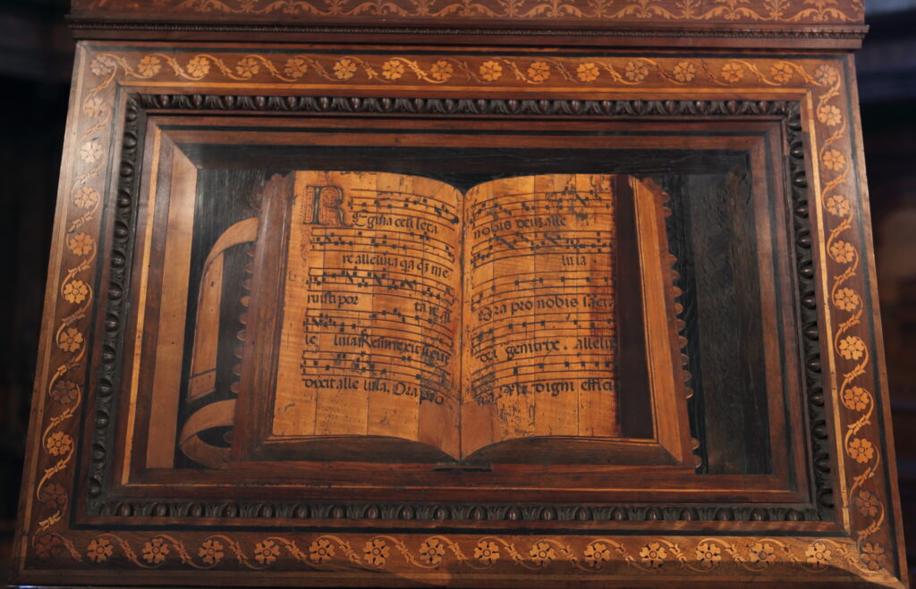 leggio del coro di Santa Maria in Organo, antifona Regina Coeli
