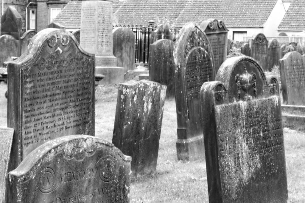 vecchia foto di lapidi in un cimitero