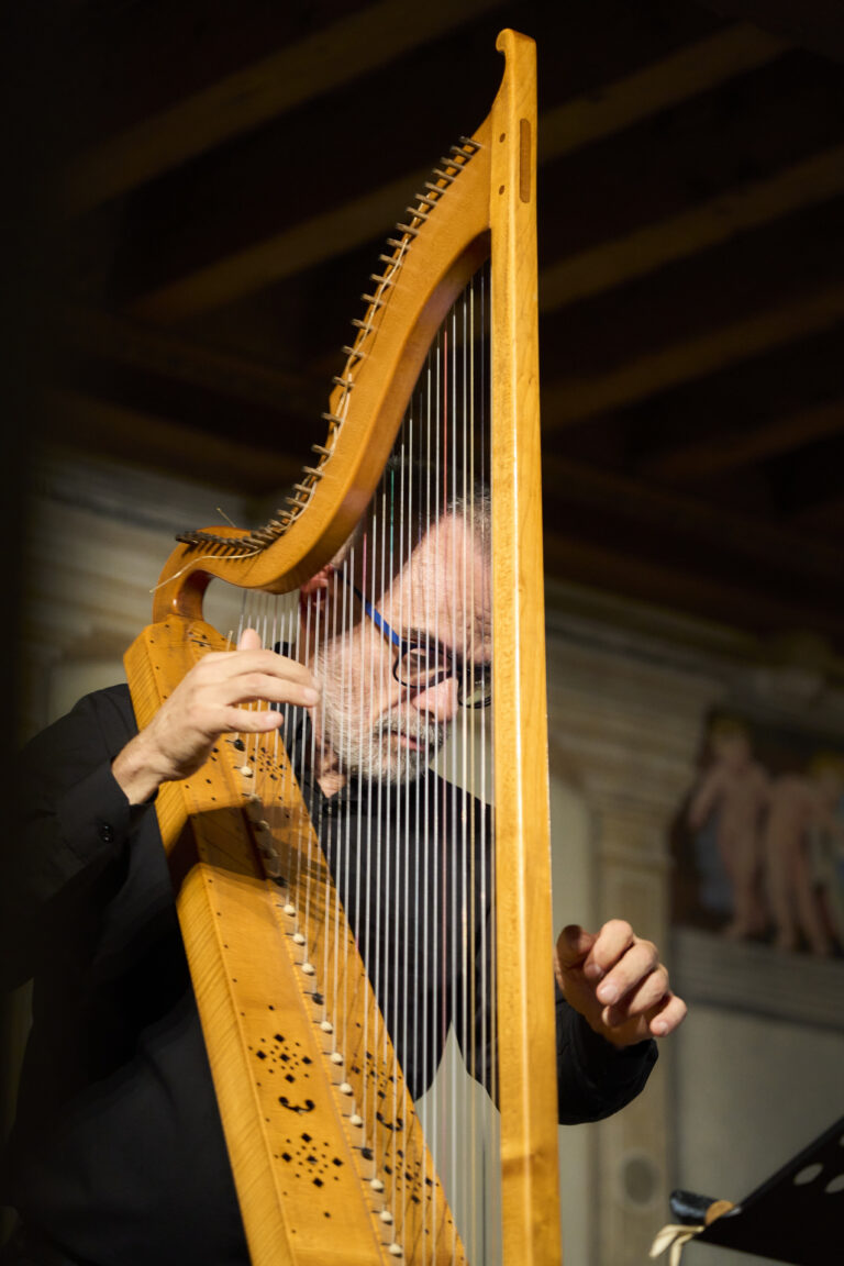 Matteo Zenatti sta suonando un'arpa rinascimentale